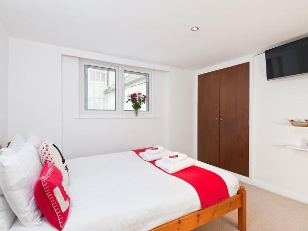 Strawberry Fields : photo 3 de la chambre petite chambre double avec douche et toilettes communes