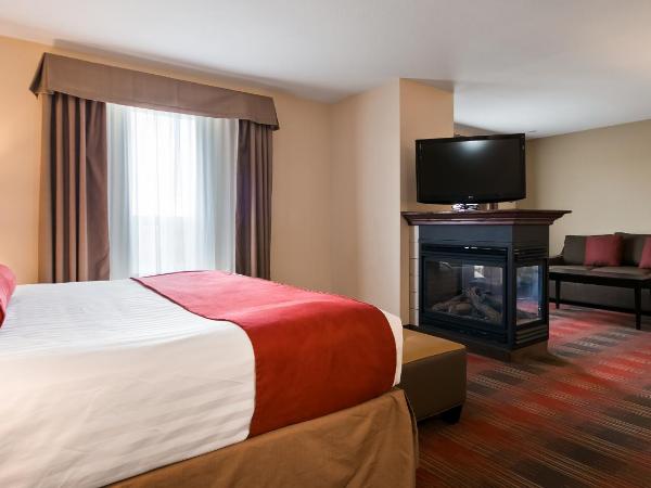 Best Western Plus Red Deer Inn & Suite : photo 5 de la chambre suite lit king-size avec baignoire spa et cheminée