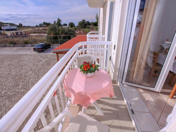 Apartments Lola : photo 2 de la chambre studio avec balcon
