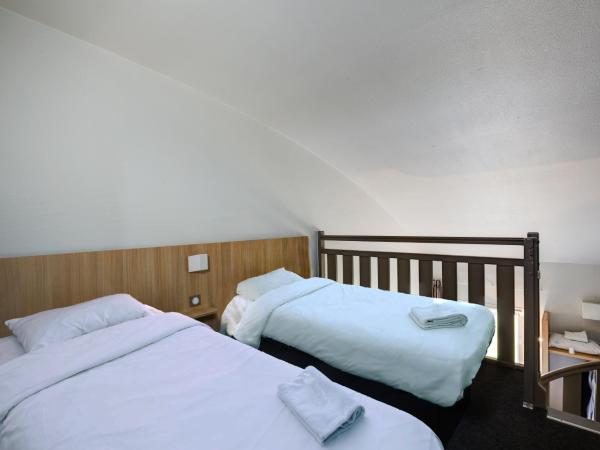 B&B HOTEL Beauvais : photo 1 de la chambre chambre quadruple