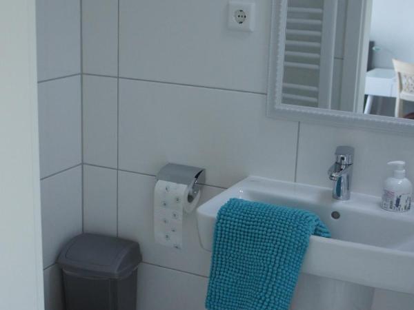 GästeHaus am Flughafen Düsseldorf : photo 2 de la chambre chambre triple