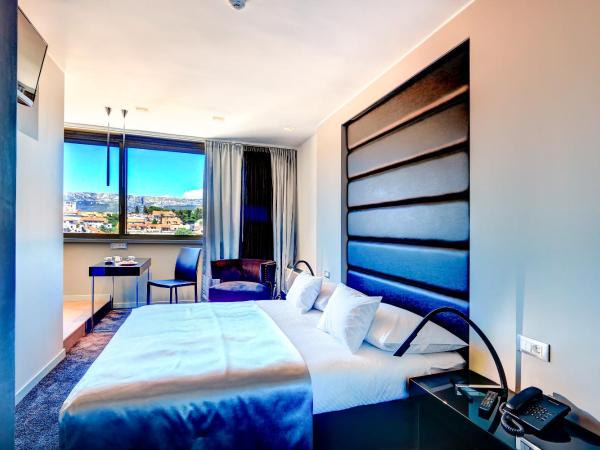 The View Luxury Rooms : photo 3 de la chambre chambre double supérieure - vue sur ville