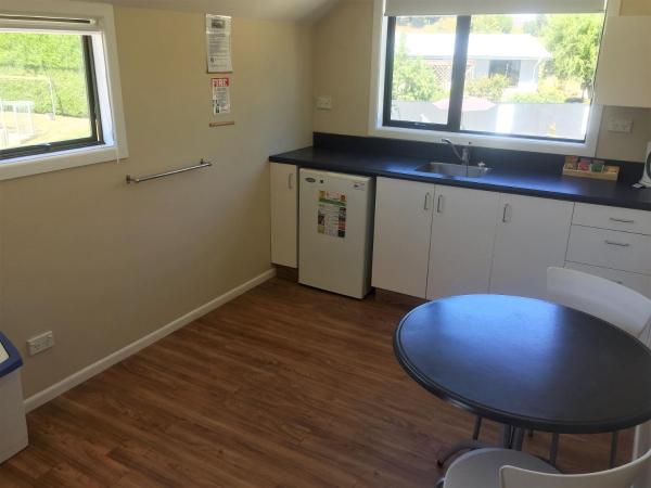 Fairway Motel & Apartments : photo 4 de la chambre suite lit king-size avec baignoire spa