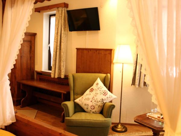 Hotel Sonnenhof : photo 6 de la chambre chambre double avec lit à baldaquin