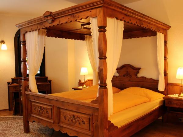 Hotel Sonnenhof : photo 3 de la chambre chambre double avec lit à baldaquin