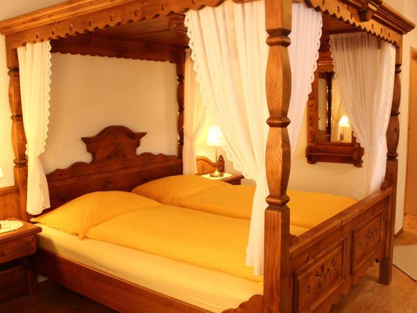 Hotel Sonnenhof : photo 5 de la chambre chambre double avec lit à baldaquin