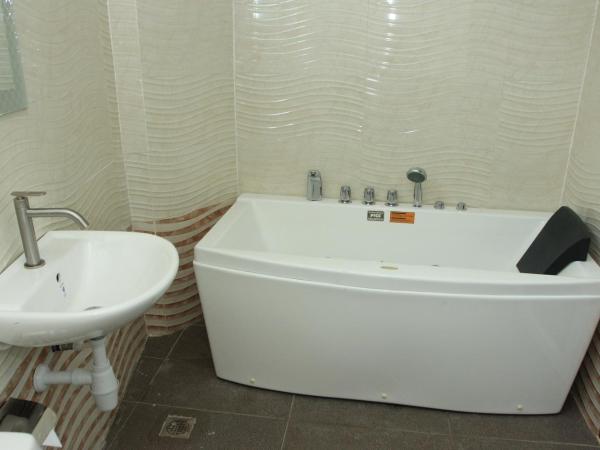 Veer Hotel : photo 7 de la chambre suite avec baignoire spa