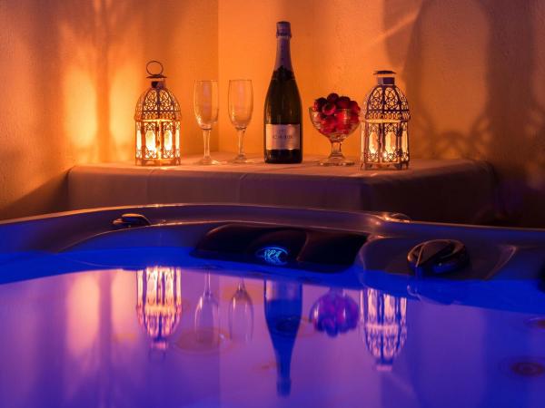 Nikos Takis Fashion Boutique Hotel : photo 7 de la chambre grande suite principale royale avec jacuzzi sur terrasse - vue sur mer