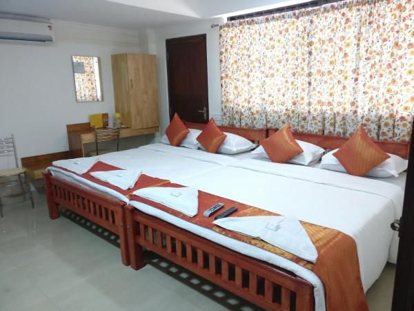 A V Residency : photo 2 de la chambre suite familiale avec douche