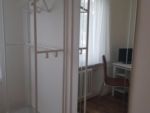 Hotel Elite : photo 2 de la chambre chambre simple avec toilettes et douche communes