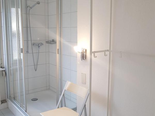 Hotel Elite : photo 4 de la chambre chambre simple avec toilettes et douche communes