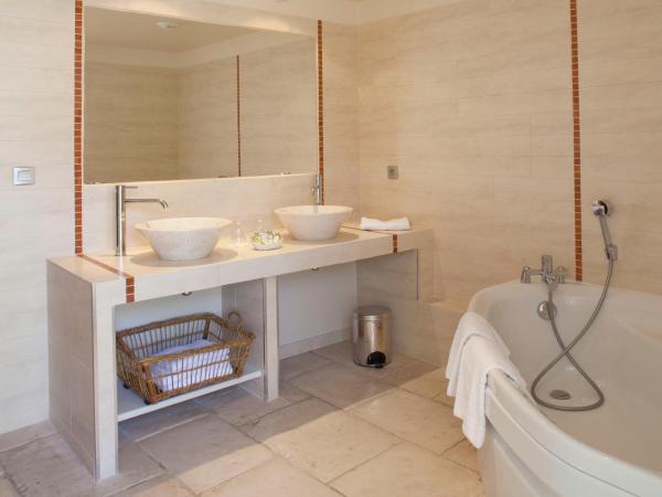 Hôtel Aux Vieux Remparts, The Originals Relais : photo 5 de la chambre chambre familiale deluxe