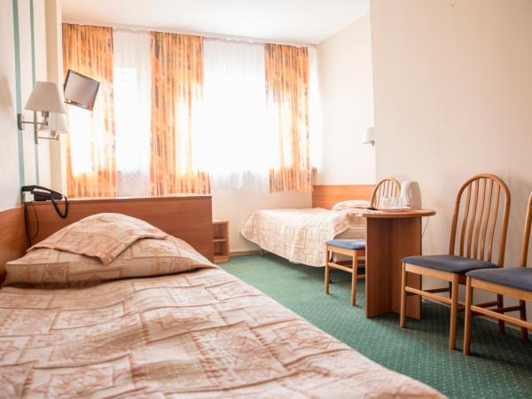 Amicus Żoliborz : photo 1 de la chambre chambre triple avec salle de bains privative séparée