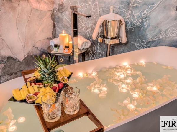 La Spezia by The First - Luxury Rooms & Suites : photo 7 de la chambre suite lune de miel avec baignoire