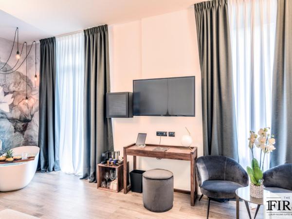 La Spezia by The First - Luxury Rooms & Suites : photo 4 de la chambre suite lune de miel avec baignoire