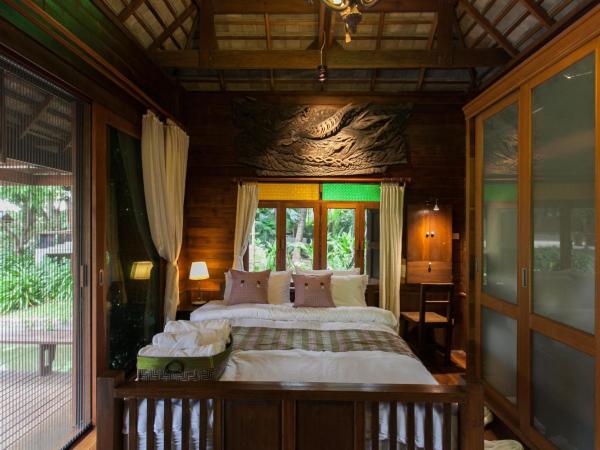 Baansuwanburi : photo 9 de la chambre chambre lit queen-size - vue sur Étang et piscine
