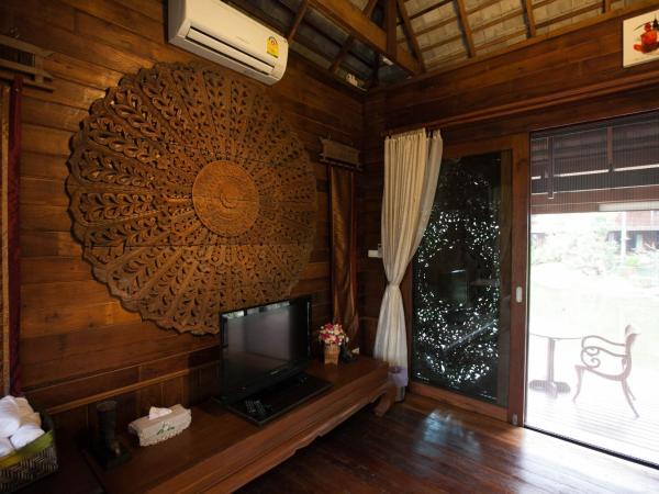 Baansuwanburi : photo 10 de la chambre chambre lit queen-size - vue sur Étang et piscine