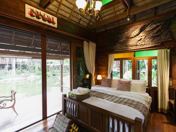 Baansuwanburi - บ้านสุวรรณบุรี : photo 8 de la chambre chambre lit queen-size - vue sur Étang et piscine