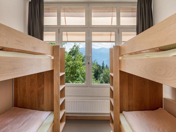 Crans-Montana Youth Hostel : photo 2 de la chambre chambre familiale avec salle de bains privative