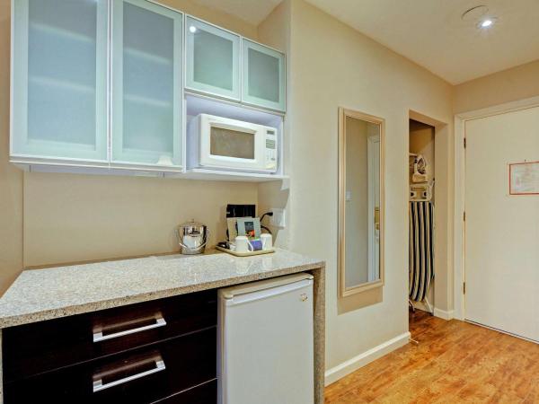 Red Lion Inn and Suites Victoria : photo 2 de la chambre studio avec 2 lits doubles et kitchenette