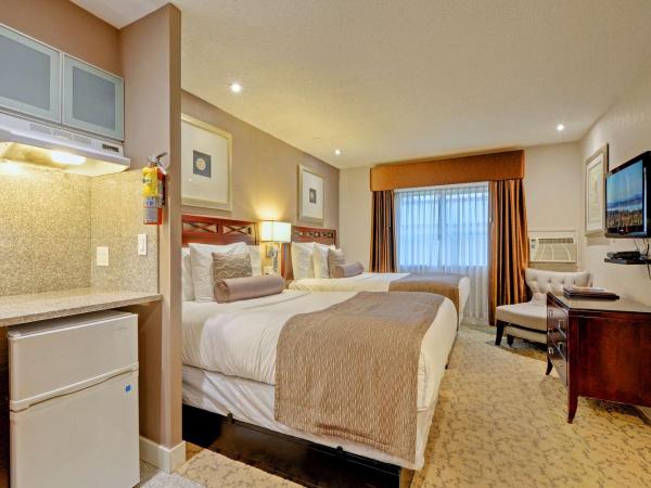 Red Lion Inn and Suites Victoria : photo 5 de la chambre studio avec 2 lits doubles et kitchenette