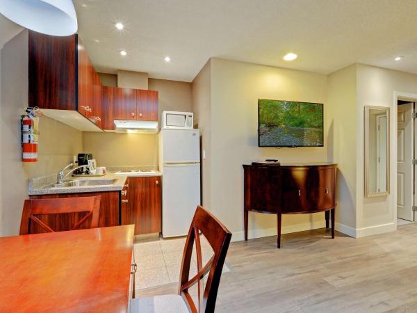 Red Lion Inn and Suites Victoria : photo 3 de la chambre suite 1 chambre avec 2 lits doubles et canapé-lit