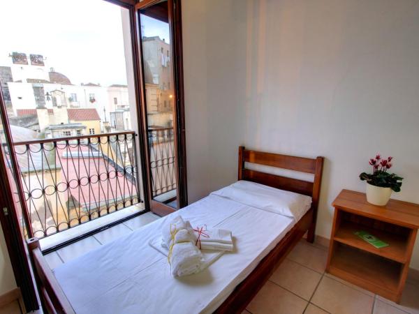 Hostel Marina : photo 1 de la chambre chambre simple avec salle de bains privative