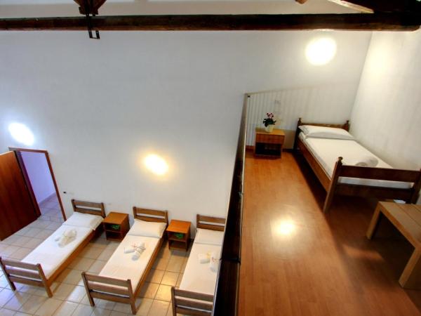 Hostel Marina : photo 1 de la chambre chambre quadruple