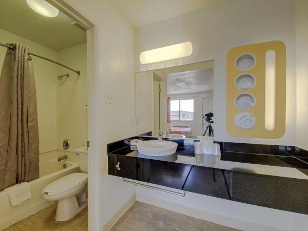 Motel 6-San Antonio, TX - Fort Sam Houston : photo 4 de la chambre suite lit queen-size