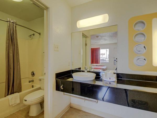 Motel 6-San Antonio, TX - Fort Sam Houston : photo 5 de la chambre suite lit queen-size