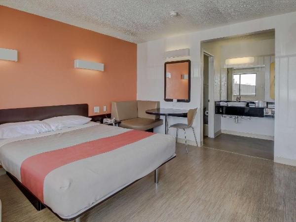 Motel 6-San Antonio, TX - Fort Sam Houston : photo 4 de la chambre chambre lit queen-size pour personnes à mobilité réduite avec douche accessible en fauteuil roulant