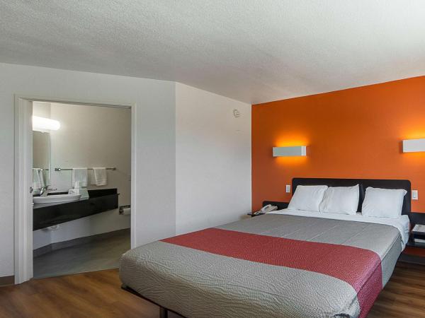 Motel 6-San Antonio, TX - Downtown - Alamo Dome : photo 1 de la chambre chambre lit king-size - non-fumeurs