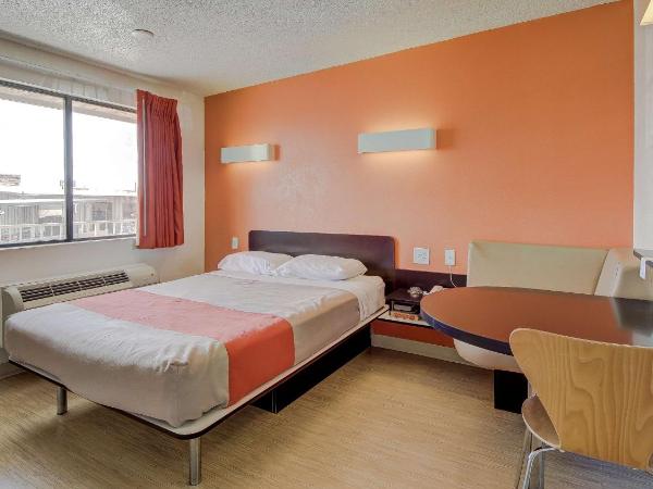 Motel 6-San Antonio, TX - Fort Sam Houston : photo 5 de la chambre chambre lit queen-size