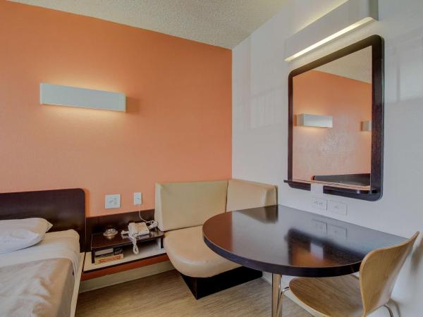 Motel 6-San Antonio, TX - Fort Sam Houston : photo 5 de la chambre chambre lit queen-size pour personnes à mobilité réduite avec douche accessible en fauteuil roulant