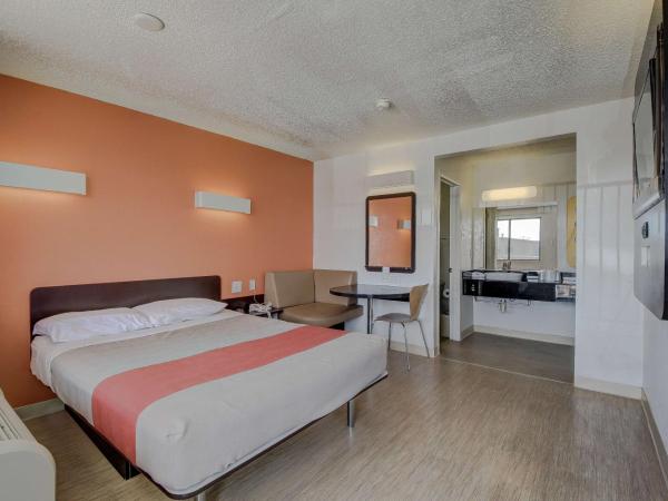 Motel 6-San Antonio, TX - Fort Sam Houston : photo 6 de la chambre chambre lit queen-size