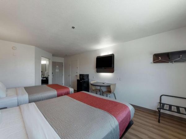 Motel 6-San Antonio, TX - Downtown - Alamo Dome : photo 4 de la chambre chambre 2 lits queen-size - non-fumeurs