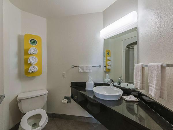 Motel 6-San Antonio, TX - Downtown - Alamo Dome : photo 8 de la chambre chambre 2 lits queen-size - non-fumeurs