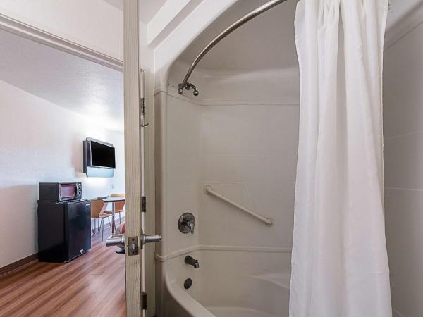 Motel 6-San Antonio, TX - Downtown - Alamo Dome : photo 7 de la chambre chambre 2 lits queen-size - non-fumeurs