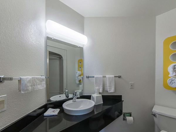 Motel 6-San Antonio, TX - Downtown - Alamo Dome : photo 6 de la chambre chambre 2 lits queen-size - non-fumeurs