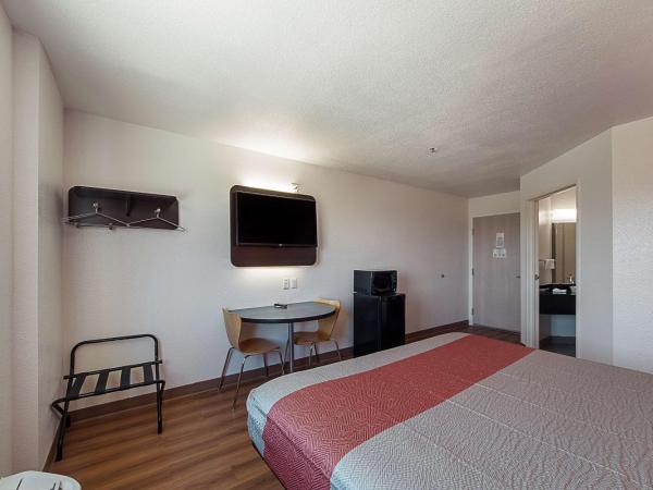 Motel 6-San Antonio, TX - Downtown - Alamo Dome : photo 2 de la chambre chambre lit king-size - non-fumeurs