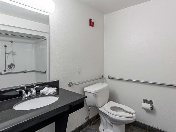 Motel 6-San Antonio, TX - Downtown - Alamo Dome : photo 7 de la chambre chambre lit king-size avec douche à l'italienne - accessible aux personnes à mobilité réduite - non-fumeurs