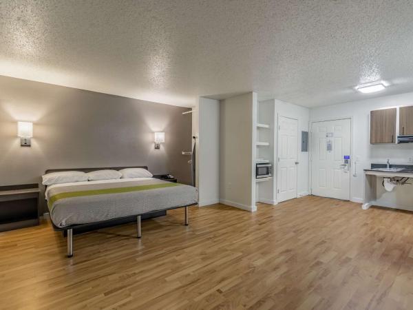 Studio 6-Dallas, TX : photo 2 de la chambre chambre lit queen-size deluxe - non-fumeurs