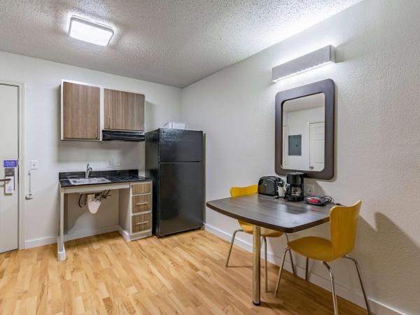 Studio 6-Dallas, TX : photo 4 de la chambre chambre lit queen-size deluxe - fumeurs