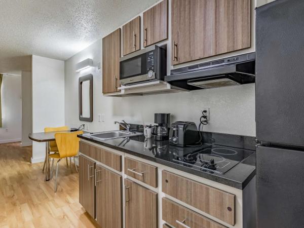 Studio 6-Dallas, TX : photo 3 de la chambre chambre lit queen-size deluxe - non-fumeurs