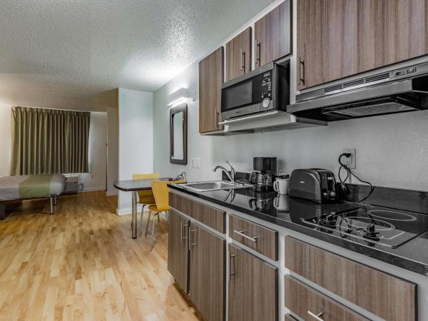 Studio 6-Dallas, TX : photo 3 de la chambre suite lit queen-size de luxe - non-fumeurs