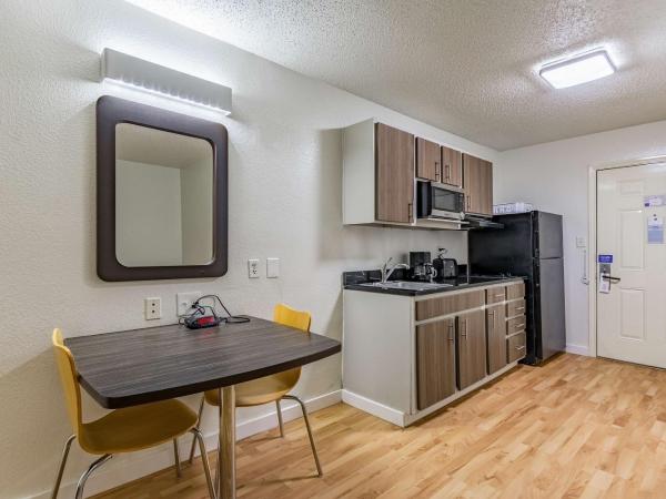 Studio 6-Dallas, TX : photo 7 de la chambre chambre lit king-size deluxe - non-fumeurs