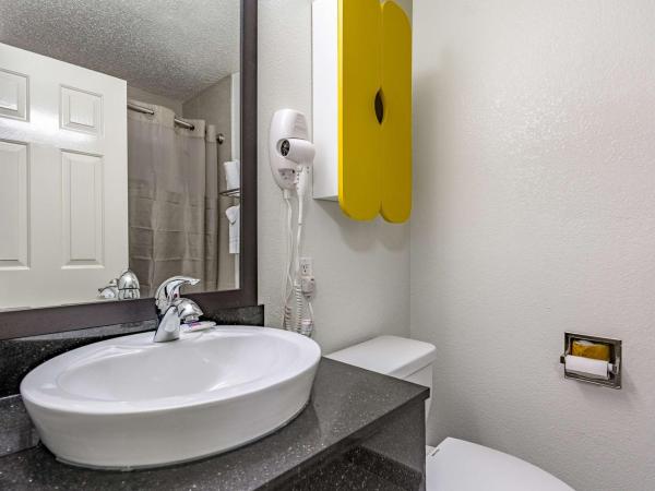 Studio 6-Dallas, TX : photo 9 de la chambre chambre lit queen-size deluxe - non-fumeurs