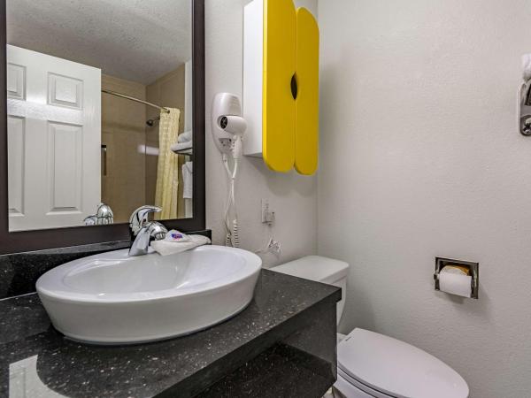 Studio 6-Dallas, TX : photo 10 de la chambre chambre lit queen-size deluxe - non-fumeurs