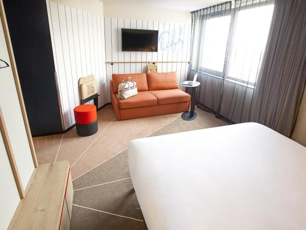ibis Styles Paris 16 Boulogne : photo 1 de la chambre suite familiale standard avec 1 lit double et 1 canapé