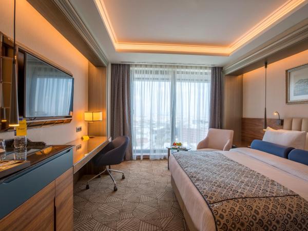 Golden Tulip Istanbul Bayrampasa : photo 5 de la chambre chambre lit queen-size supérieure - vue sur ville